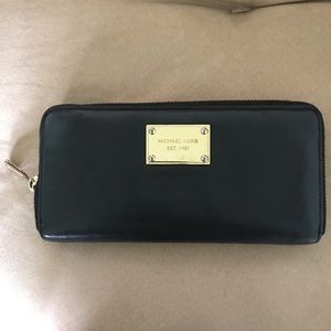Large Authentic Michael Kors Wallet 👜